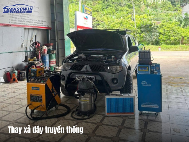 Thay dầu hộp số tuần hoàn bằng máy
